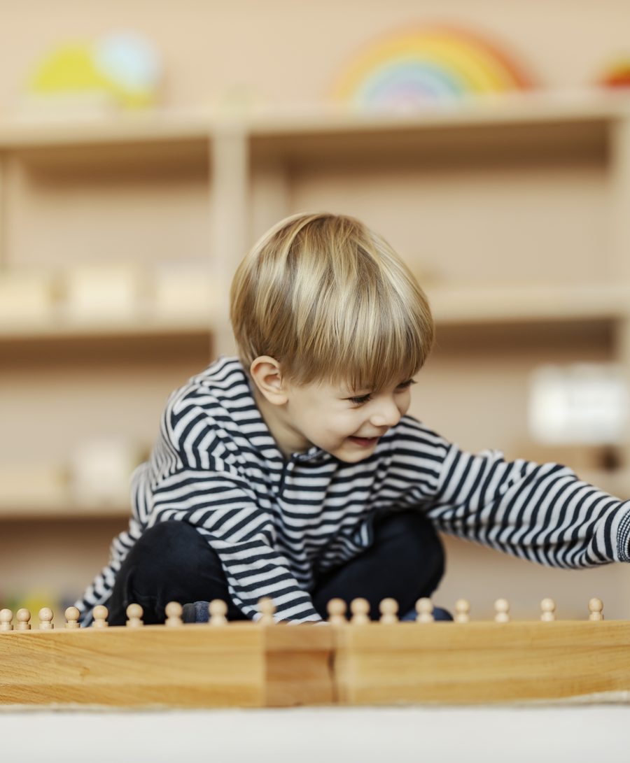 Dziecko pracujące z materiałem Montessori